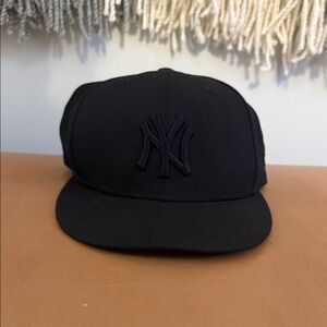 Black NY Yankees Logo Fitted Cap - Blackout - 7 5/8
